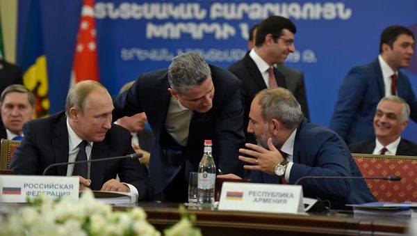 Президент России Владимир Путин, премьер-министр Никол Пашинян и председатель ЕЭК Тигран Саркисян во время расширенного заседания Высшего Евразийского Экономического Совета (1 октября 2019). Еревaн - Sputnik Армения
