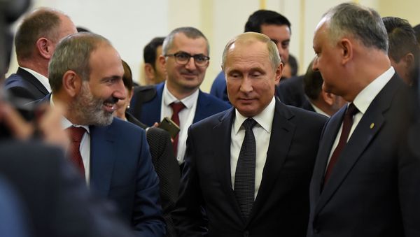 Премьер-министр Армении Никол Пашинян и президенты России и Молдовы Владимир Путин и Игорь Додон по окончании расширенного заседания Высшего Евразийского Экономического Совета (1 октября 2019). Еревaн - Sputnik Армения