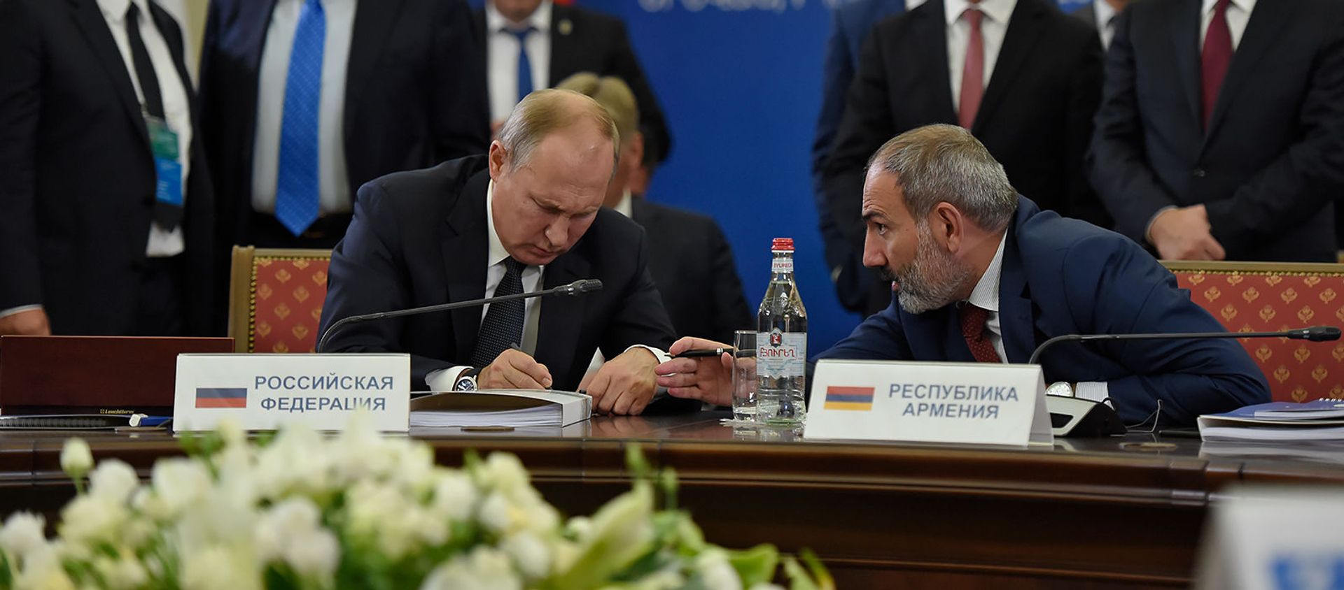 Премьер-министр Армении Никол Пашинян и президент России Владимир Путин во время подписания протоколов расширенного заседания Высшего Евразийского Экономического Совета (1 октября 2019). Еревaн - Sputnik Արմենիա, 1920, 11.12.2020