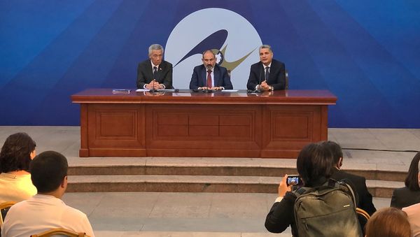 Премьер-министры Сингапура и Армении Ли Сянь Лун и Никол Пашинян и председатель ЕЭК Тигран Саркисян на совместной пресс-конференции (1 октября 2019). Еревaн Премьер-министры Сингапура и Армении Ли Сянь Лун и Никол Пашинян и председатель ЕЭК Тигран Саркисян на совместной пресс-конференции (1 октября 2019). Еревaн - Sputnik Армения