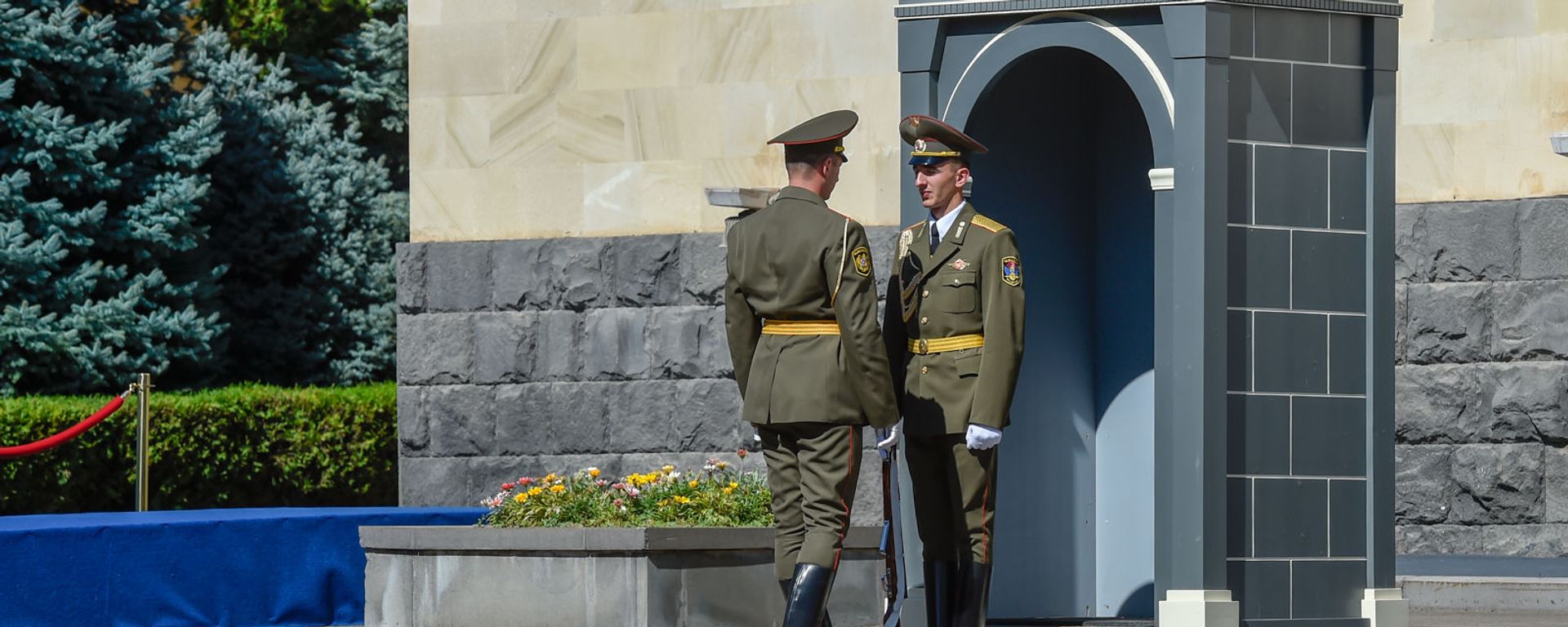 Пересменка солдатов почетного караула во дворе резиденции Президента Армении - Sputnik Արմենիա, 1920, 12.03.2021