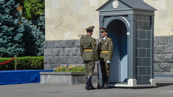 Пересменка солдатов почетного караула во дворе резиденции Президента Армении - Sputnik Արմենիա