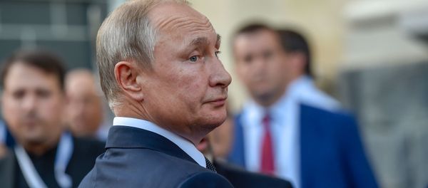 Президент России Владимир Путин во дворе резиденции президента Армении Президент России Владимир Путин во дворе резиденции президента Армении - Sputnik Армения