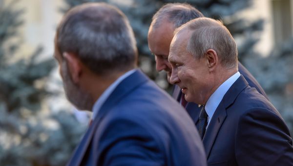 Премьер-министр Армении Никол Пашинян, президенты России и Молдовы Владимир Путин и Игорь Додон во дворе резиденции президента Армении - Sputnik Արմենիա