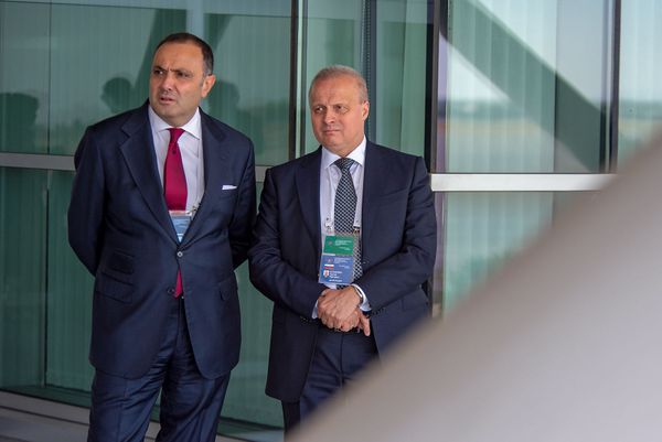 ՀՀ–ում ՌԴ դեսպան սերգեյ Կոպիրկինն ու ՌԴ–ում ՀՀ դեսպան Վարդան Տողանյանը` «Զվարթնոց» օդանավակայանում ՌԴ  նախագահի ինքնաթիռի վայրէջքին սպասելիս - Sputnik Արմենիա