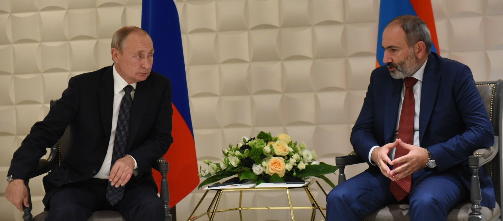 Встреча премьер-министра Армении Никола Пашиняна и президента России Владимира Путина (1 октября 2019). Еревaн - Sputnik Արմենիա, 1920, 25.02.2021