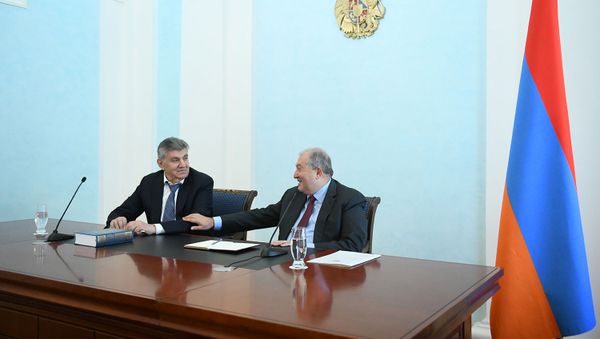 Президент Армен Саркисян принял делегацию Союза армян России во главе с председателем Союза Ара Абраамяном (2 октября 2019). Еревaн Президент Армен Саркисян принял делегацию Союза армян России во главе с председателем Союза Ара Абраамяном (2 октября 2019). Еревaн - Sputnik Արմենիա