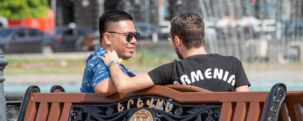 Беседа туриста и местного жителя на площади Республики Беседа туриста и местного жителя на площади Республики - Sputnik Армения