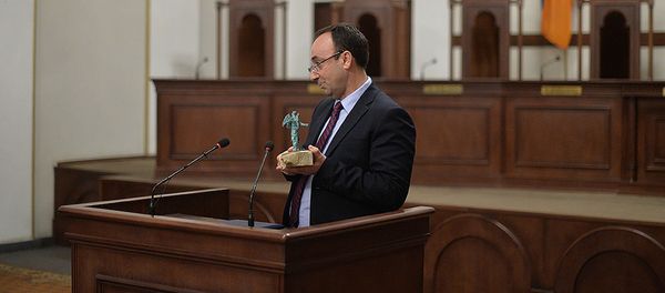 Председатель Конституционного суда Грайр Товмасян во время церемонии присвоения залу заседаний КС имени Шаамира и Акоба Шаамирянов (23 марта 2018). Еревaн Председатель Конституционного суда Грайр Товмасян во время церемонии присвоения залу заседаний КС имени Шаамира и Акоба Шаамирянов (23 марта 2018). Еревaн - Sputnik Армения