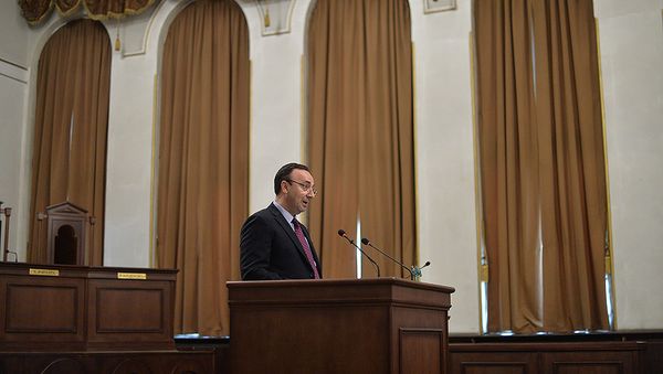 Председатель Конституционного суда Грайр Товмасян во время церемонии присвоения залу заседаний КС имени Шаамира и Акоба Шаамирянов (23 марта 2018). Еревaн - Sputnik Արմենիա