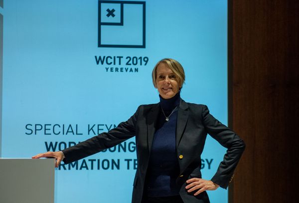 Визит спикера WCIT 2019, исполнительного директора SkyDeck университета Беркли (США) Кэролайн Виннетт в Ереван (5 октября 2019). Звартноц - Sputnik Армения