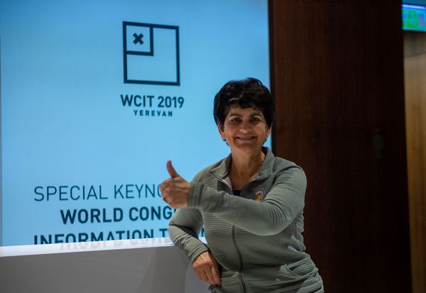 Визит спикера WCIT 2019, президента государственного университета Сан-Хосе доктора Мэри А. Папазян в Ереван (5 октября 2019). Звартноц - Sputnik Армения