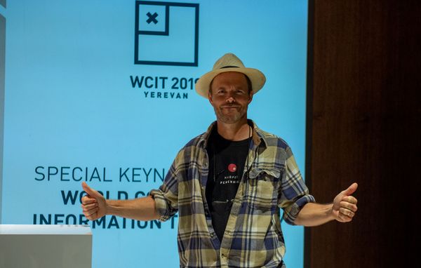 Визит спикера WCIT 2019, автора книги «BETTER OFF: Flipping the Switch on» Эрика Бренде в Ереван (5 октября 2019). Звартноц - Sputnik Армения