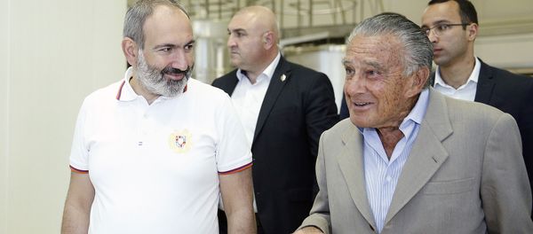 Премьер-министр Никол Пашинян и аргентинский бизнесмен армянского происхождения Эдуардо Эрнекян - Sputnik Արմենիա