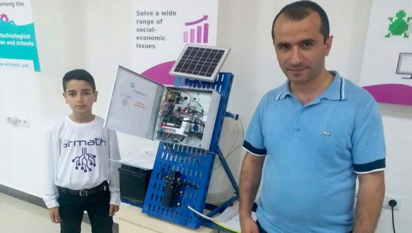 Умная система орошения, созданная школьниками из инженерного кружка ArMath в  городе Чаренцаван - Sputnik Армения