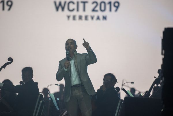 Выступление Эрика Эсраеляна перед началом концерта WCIT (6 октября 2019). Ереван - Sputnik Армения