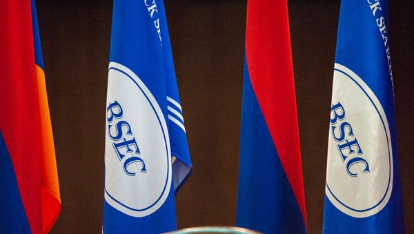 Флаги Армении и ОЧЭС на заседании министров высоких технологий стран-членов ОЧЭС в рахмах WCIT 2019 (7 октября 2019). Еревaн Флаги Армении и ОЧЭС на заседании министров высоких технологий стран-членов ОЧЭС в рахмах WCIT 2019 (7 октября 2019). Еревaн - Sputnik Արմենիա