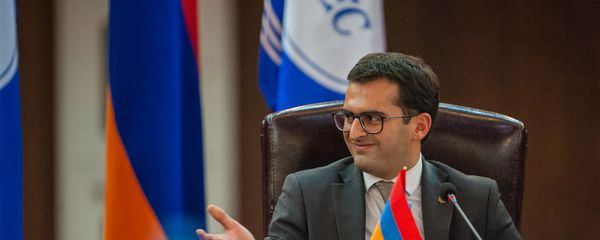 Министр высокотехнологической промышленности Акоб Аршакян на заседании министров высоких технологий стран-членов ОЧЭС в рахмах WCIT 2019 (7 октября 2019). Ерешан - Sputnik Արմենիա