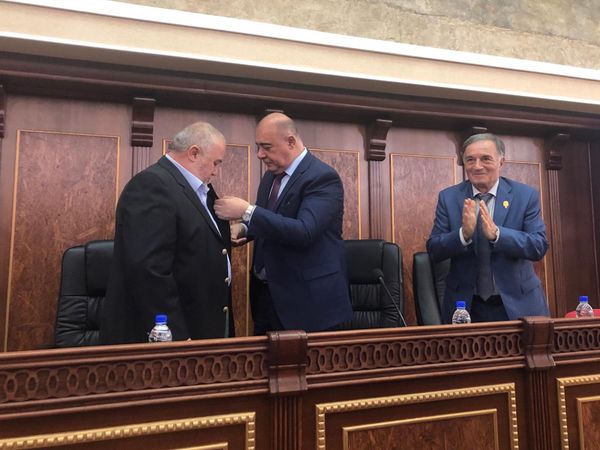 Գյումրու պատվավոր քաղաքացիների թիվն ավելացավ 2-ով. Կոմանդոսի ու Մլքեյանի խոստովանությունը - Sputnik Արմենիա