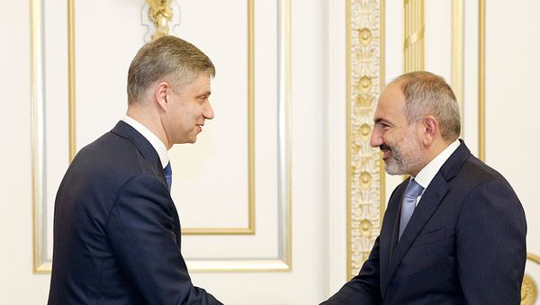 Премьер-министр РА Никол Пашинян c генеральным директором ОАО Российские железные дороги Олегом Белозеровым (8 октября 2019) Ереван - Sputnik Армения