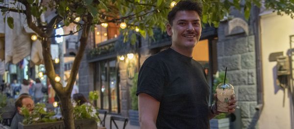 Визажист Ким Кардашян Марио Дедиванович на улице Абовяна (7 октября 2019). Еревaн - Sputnik Армения