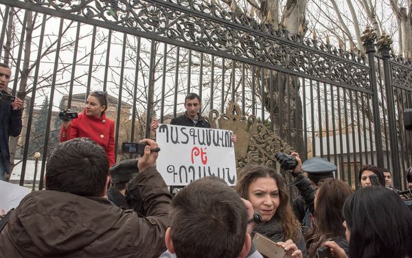 На митинге перед зданием НС РА журналисты и общественные активисты требуют официальных извинений от депутата Мгера Седракяна - Sputnik Армения