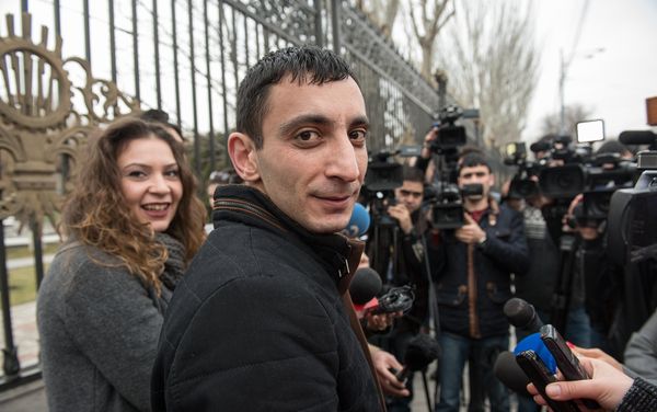 На митинге перед зданием НС РА журналисты и общественные активисты требуют официальных извинений от депутата Мгера Седракяна - Sputnik Армения