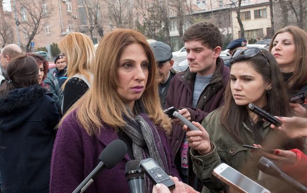 На митинге перед зданием НС РА журналисты и общественные активисты требуют официальных извинений от депутата Мгера Седракяна - Sputnik Армения