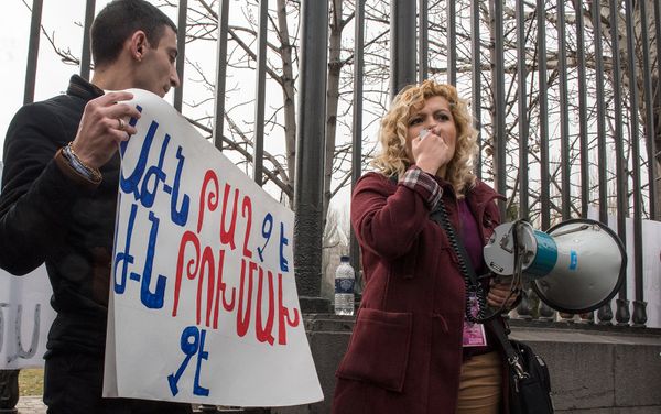 На митинге перед зданием НС РА журналисты и общественные активисты требуют официальных извинений от депутата Мгера Седракяна - Sputnik Армения