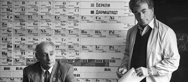 Академик Георгий Николаевич Флеров и академик Юрий Цолакович Оганесян - Sputnik Армения