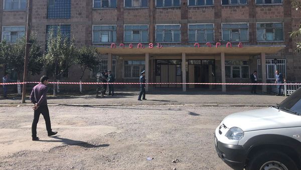 Сотрудники правоохранительных органов у здания школы No 15 (9 октября 2019). Гюмри - Sputnik Армения