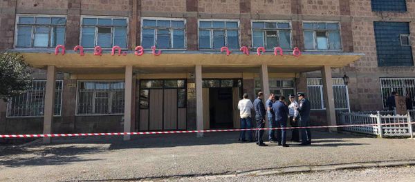 Сотрудники правоохранительных органов у здания школы No 15 (9 октября 2019). Гюмри - Sputnik Արմենիա