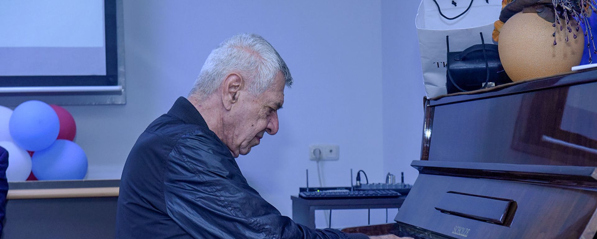 Левон Малхасян на церемонии награждения победителей конкурса Наши герои (9 октября 2019). Еревaн - Sputnik Армения, 1920, 20.11.2021