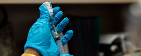 Медсестра готовит вакцину против кори, паротита и краснухи. Архивное фото - Sputnik Армения