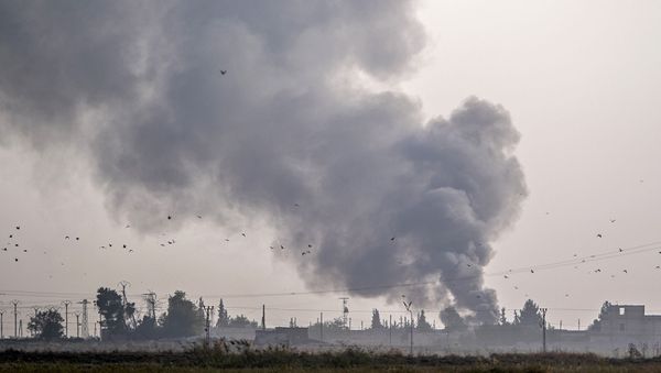 Дым над сирийским городом Таль-Абьяд после турецких бомбардировок (9 октября 2019). Сирия - Sputnik Армения