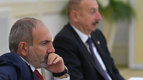 Премьер-министр Армении Никол Пашинян и президент Азербайджана Ильхам Алиев на заседании Совета глав государств СНГ (11 октября 2019). Ашхабад - Sputnik Армения