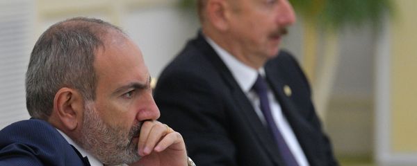 Премьер-министр Армении Никол Пашинян и президент Азербайджана Ильхам Алиев на заседании Совета глав государств СНГ (11 октября 2019). Ашхабад Премьер-министр Армении Никол Пашинян и президент Азербайджана Ильхам Алиев на заседании Совета глав государств СНГ (11 октября 2019). Ашхабад - Sputnik Армения