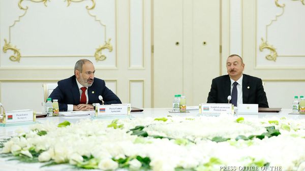 Премьер-министр Армении Никол Пашинян и президент Азербайджана Ильхам Алиев на заседании Совета глав государств СНГ (11 октября 2019). Ашхабад - Sputnik Армения