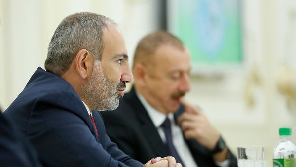 Премьер-министр Армении Никол Пашинян и президент Азербайджана Ильхам Алиев на заседании Совета глав государств СНГ (11 октября 2019). Ашхабад - Sputnik Армения