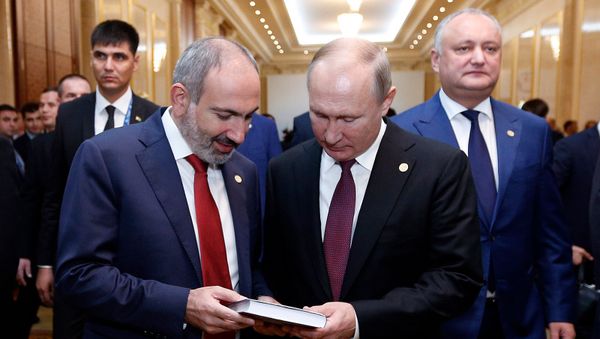 Премьер-министр Армении Никол Пашинян и президент России Владимир Путин во время заседания Совета глав государств СНГ (11 октября 2019). Ашхабад Премьер-министр Армении Никол Пашинян и президент России Владимир Путин во время заседания Совета глав государств СНГ (11 октября 2019). Ашхабад - Sputnik Армения