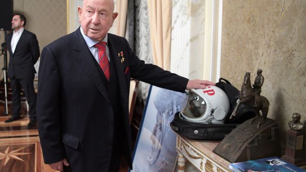 Космонавт Алексей Леонов перед началом совместного с президентом РФ Владимиром Путиным просмотра художественного фильма Время первых. - Sputnik Армения