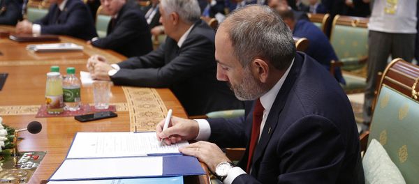 Премьер-министр Никол Пашинян подписывает соглашения в рамках саммита СНГ (11 октября 2019). Ашхабад - Sputnik Армения