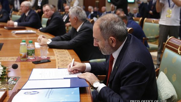 Премьер-министр Никол Пашинян подписывает соглашения в рамках саммита СНГ (11 октября 2019). Ашхабад Премьер-министр Никол Пашинян подписывает соглашения в рамках саммита СНГ (11 октября 2019). Ашхабад - Sputnik Армения