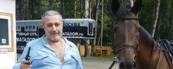 Не бойся, револьвер сам не стреляет - отец сестер Хачатурян хвастался арсеналом оружия - Sputnik Армения