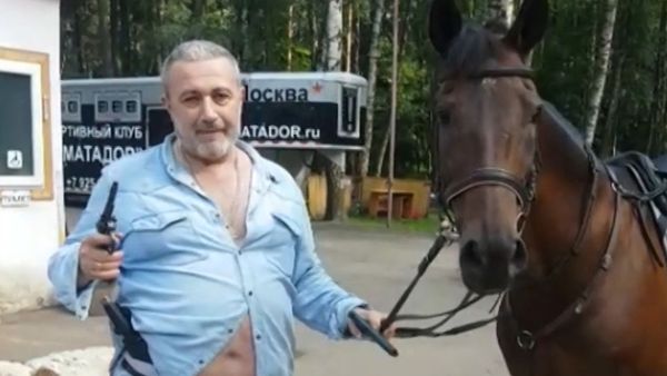 Не бойся, револьвер сам не стреляет - отец сестер Хачатурян хвастался арсеналом оружия - Sputnik Армения