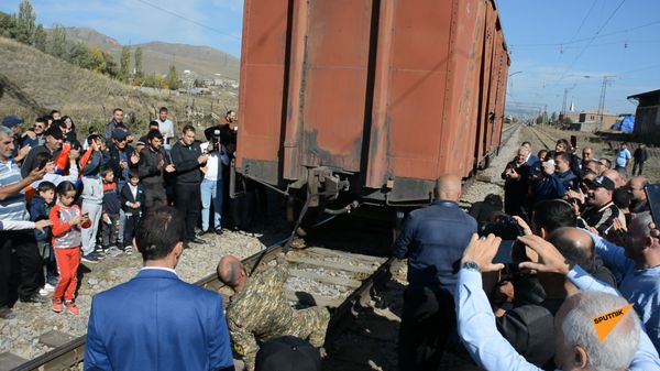 Сдвинул с места целый вагон: в Армении установили новый рекорд - Sputnik Армения