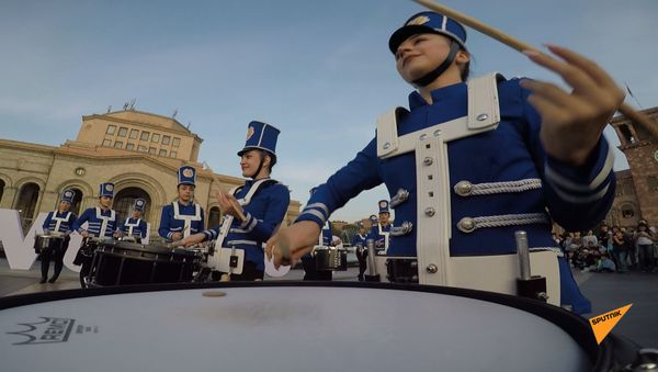 Группа Ереванские барабаны отпраздновала 10-летие зрелищным шоу в центре Еревана - Sputnik Армения