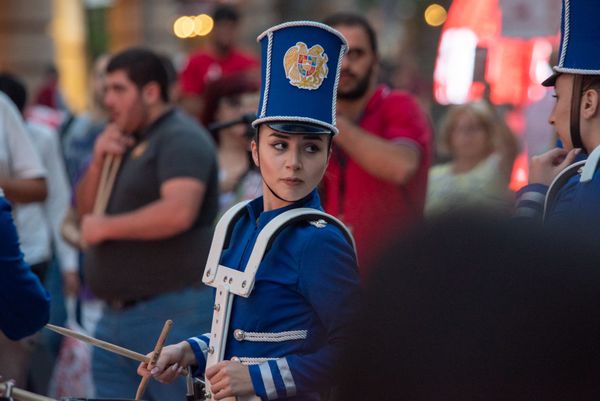 Праздничный марш барабанщиц Yerevan Drums в центре столицы (11 октября 2019). Еревaн - Sputnik Армения