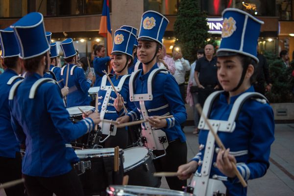 Праздничный марш барабанщиц Yerevan Drums в центре столицы (11 октября 2019). Еревaн - Sputnik Армения