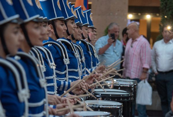 Праздничный марш барабанщиц Yerevan Drums в центре столицы (11 октября 2019). Еревaн - Sputnik Армения